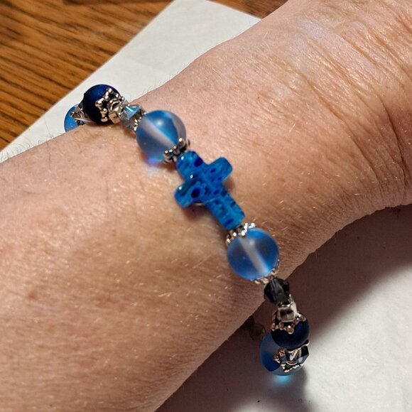 Handmade Blue and Silvertone Cross Bracelet 8.5" - Picture 4 of 5